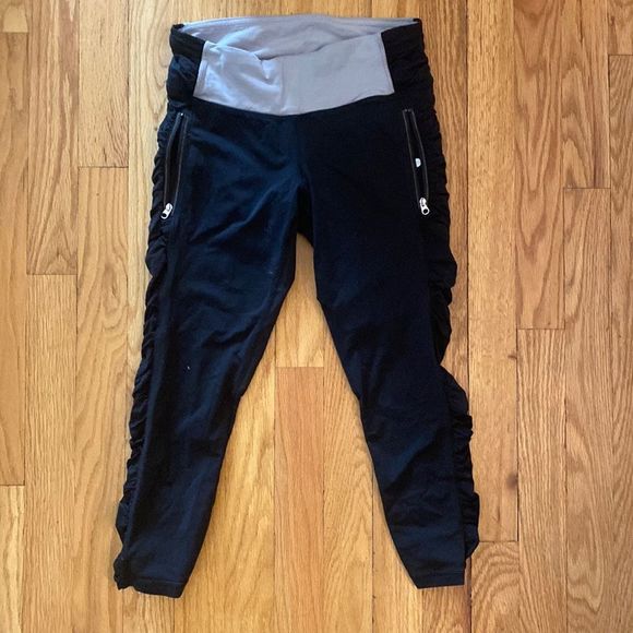 lululemon athletica Pants - Lululemon sz 4 ruched cropped black leggings with grey waistband